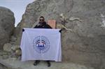 احتزاز پرچم فدارسیون نجات‌غریق و غواصی بر فراز قله دماوند