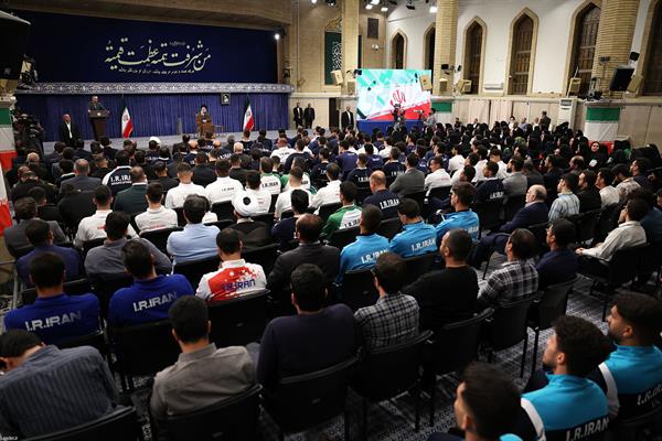 رهبر انقلاب خطاب به مدال‌آوران ورزشی و علمی: ایران خانه شماست، استعدادتان را صرف مردمتان کنید