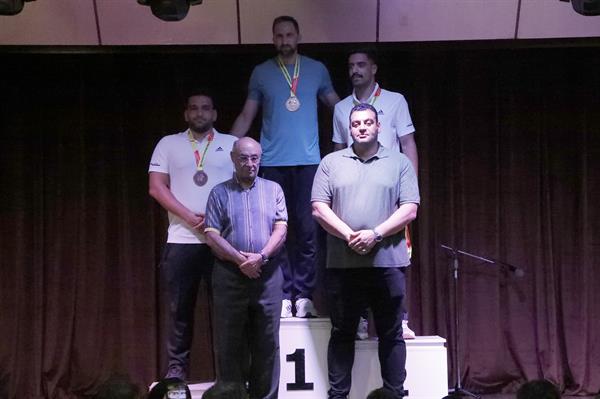 اهدای مدال آقایان