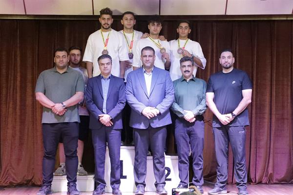 اهدای مدال آقایان