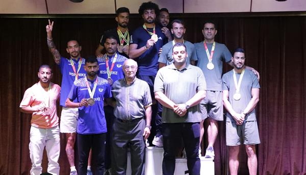 اهدای مدال آقایان