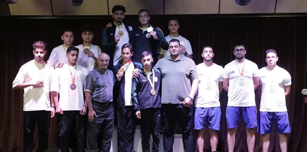 اهدای مدال آقایان