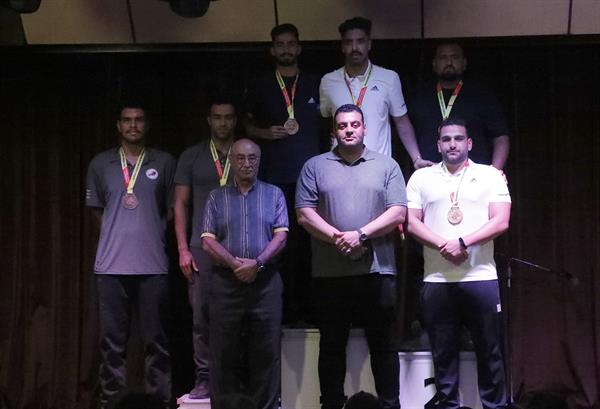 اهدای مدال آقایان