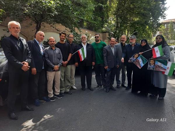 حضور سرپرست فدراسیون نجات‌غریق و غواصی در محکومیت کشتار ورزشکاران و غیرنظامیان توسط رژیم صهیونیستی مقابل دفتر مرکزی سازمان ملل در تهران