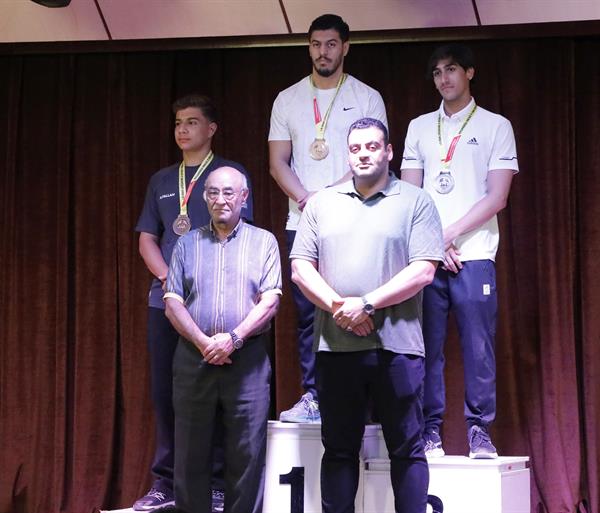 اهدای مدال آقایان